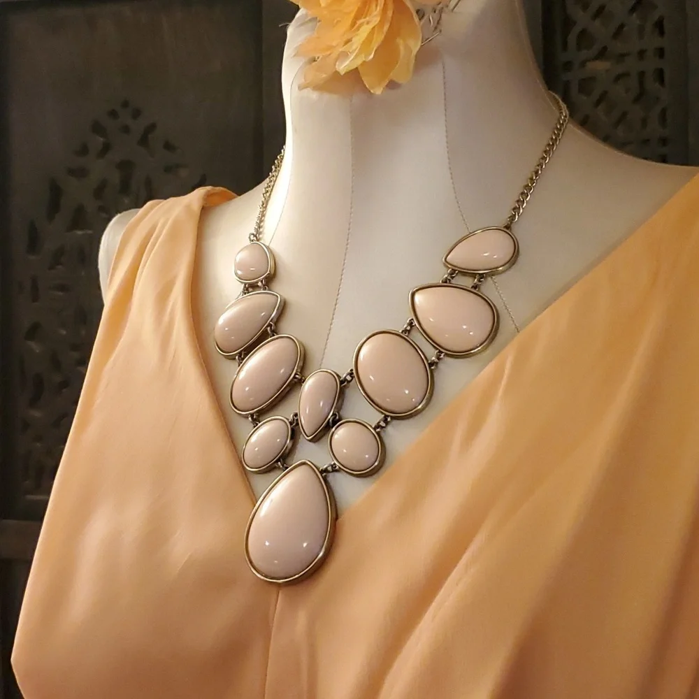 Pink and gold statement necklace - Picture 6 of 10